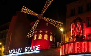 Paris : les célèbres ailes du Moulin Rouge sont tombées dans la nuit