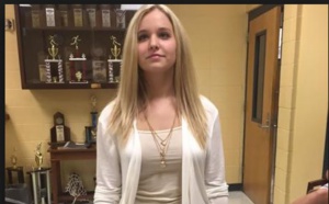 Renvoyée pour tenue indécente: le scandale!