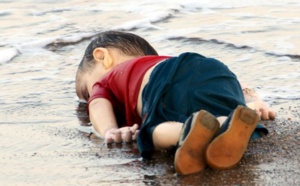 Aylan, 3 ans, mort et enterré<br>Le choc d'une photo!