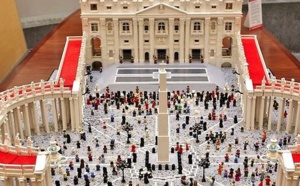 Le Pape François et sa basilique en Lego