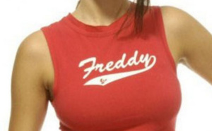 Elena, une arbitre de football très... sexy!