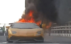 Il frime: sa Lamborghini prend feu!