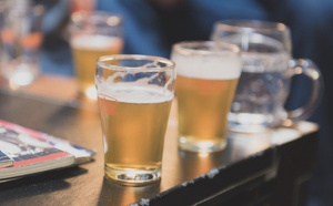 La petite fille meurt sous les coups : ils continuent à la promener dans une poussette