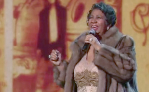 Aretha Franklin chante "You make me feel"<br>Barack Obama verse quelques larmes!