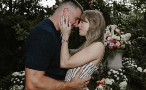 Taylor Swift et Travis Kelce : des fiançailles qui enflamment la planète