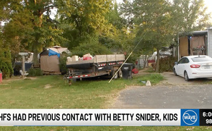 Une mère condamnée : ses trois enfants vivaient dehors dans la cour, elle logeait ailleurs