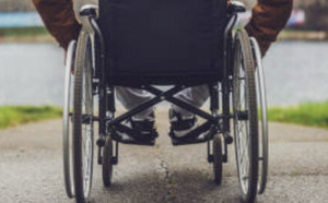 Le gardien de l’Inter Milan Josep Martinez fauche un homme en fauteuil roulant