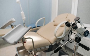 « Je lui ai fait confiance pendant trente ans » : le témoignage d’une patiente face à un gynécologue accusé par plus de 70 femmes