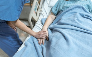 Fin de vie : la France face au débat sensible du droit à l’aide à mourir