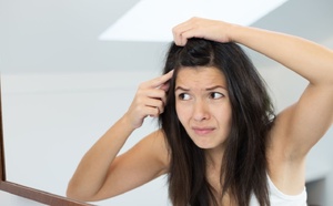 Cheveux blancs : faut-il vraiment les arracher ?