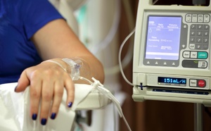 « Ma vie est en pause, mais je reste positive » : le combat de Cynthia, 28 ans, face au cancer