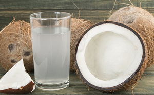 Eau de coco : le réflexe bien-être qui hydrate de l’intérieur