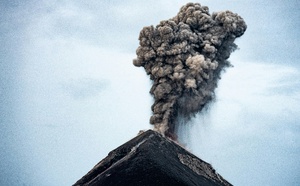 Indonésie : l’éruption du volcan Dukono vire au drame, plusieurs personnes toujours introuvables