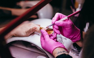 Faux ongles : brûlures, UV, infections… ce que personne ne vous dit vraiment sur les poses en gel