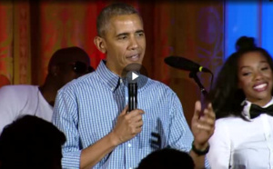 Barack Obama chante ultra faux pour l'anniversaire de sa fille!