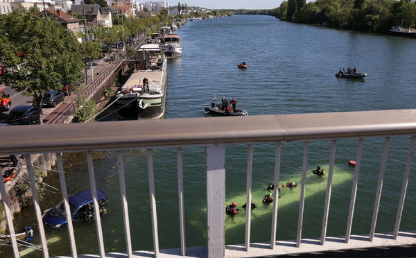 Un bus chute dans la Seine en Île-de-France : une conductrice en formation au cœur des interrogations