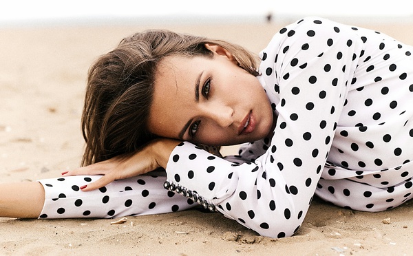 Le retour des pois : l’imprimé rétro qui rend instantanément une silhouette plus chic