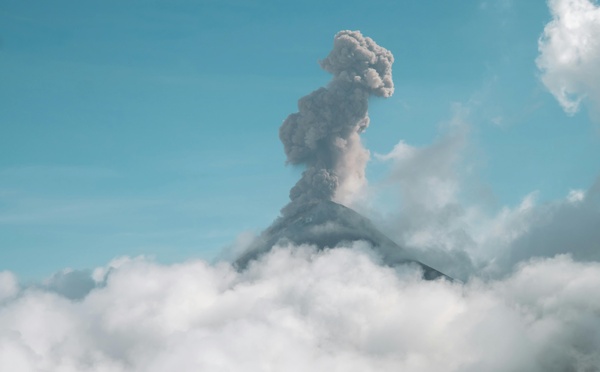 Indonésie : après l’éruption du volcan Dukono, deux randonneurs retrouvés morts enlacés sous les décombres