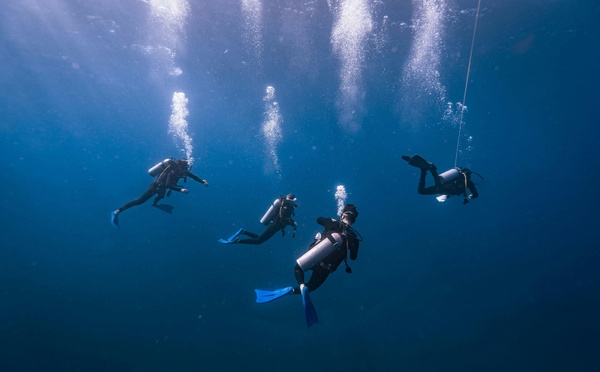 Drame aux Maldives : les recherches continuent après la mort de cinq plongeurs italiens dans une grotte sous-marine