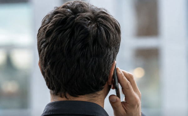 Arnaques téléphoniques : ces appels silencieux qui utilisent l’IA pour voler votre voix