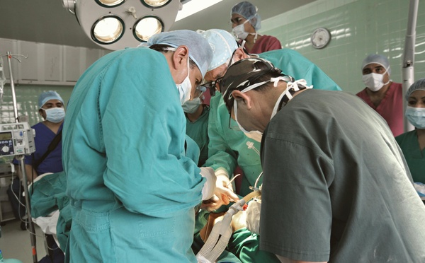 Une première mondiale en France : huit patients opérés simultanément pour sauver quatre vies grâce à des greffes de reins croisées