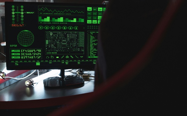 Derrière les cyberattaques, une génération de jeunes hackers fascinés par l’argent, les réseaux… et la notoriété