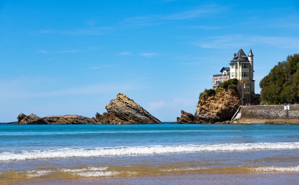 Biarritz : une plongeuse perd la vie après l’effondrement d’une falaise, un homme toujours recherché
