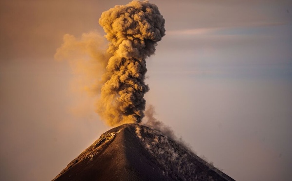 Guatemala : le volcan Fuego entre en éruption, les autorités déclenchent l'alerte maximale
