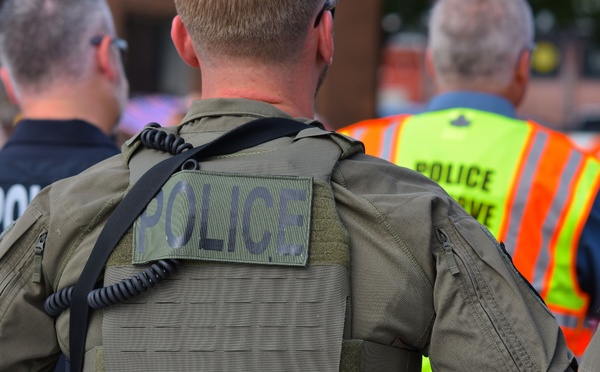 Police de l’immigration aux États-Unis : des gants électriques à 20 millions de dollars bientôt utilisés lors des arrestations