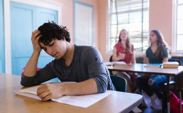 Niveau scolaire en baisse : l’IA, les réseaux sociaux et le recul du soutien familial pointés du doigt