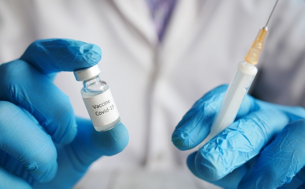 Covid-19 : les cas repartent à la hausse, faut-il avancer la campagne de vaccination ?