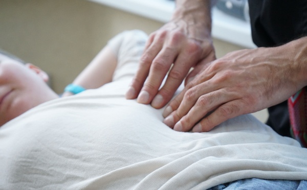 Dérives sectaires : l’ostéopathe Antonino Mercuri jugé à Paris, ses anciennes patientes racontent leur emprise