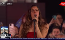 La  superbe cantatrice égyptienne, Farah El Dibany, chante pour Macron