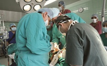 Une première mondiale en France : huit patients opérés simultanément pour sauver quatre vies grâce à des greffes de reins croisées