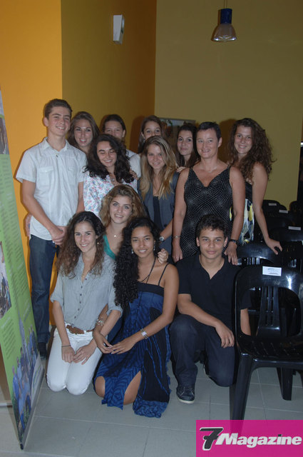 001-Sophie-Roussel-(Directrice-adjointe)-et-quelques-élèves-du-lycée