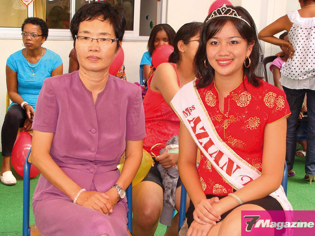 Miss-Azian-et-Mme-Zhao-Consule
