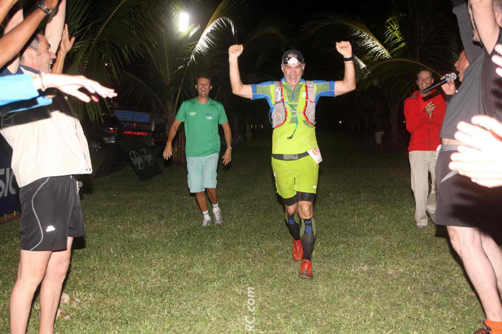 1462-Laurent Allard, plus qu'heureux de terminer ses 80 km, dans la nuit, après 15h 40' 31' de course.